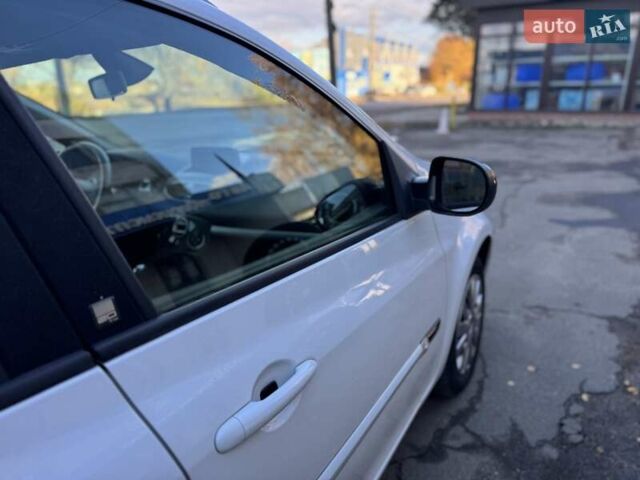 Белый Рено Клио, объемом двигателя 1.2 л и пробегом 206 тыс. км за 6400 $, фото 48 на Automoto.ua