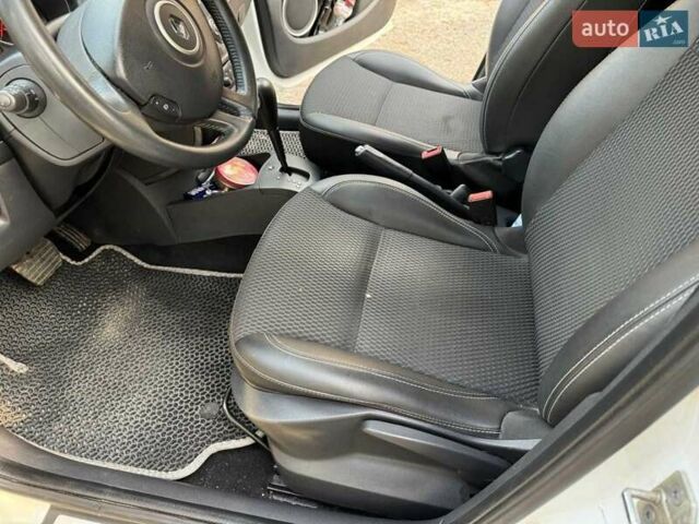 Рено Кліо 2011 у Львові на Automoto.ua Білий Рено Кліо, об'ємом двигуна 1.6 л та пробігом 300 тис. км за 5700 $, фото 5 на Automoto.ua