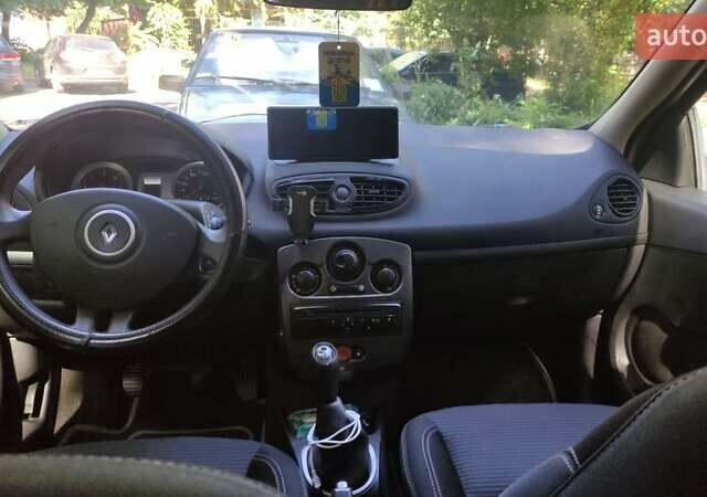 Белый Рено Клио, объемом двигателя 1.5 л и пробегом 185 тыс. км за 5600 $, фото 8 на Automoto.ua