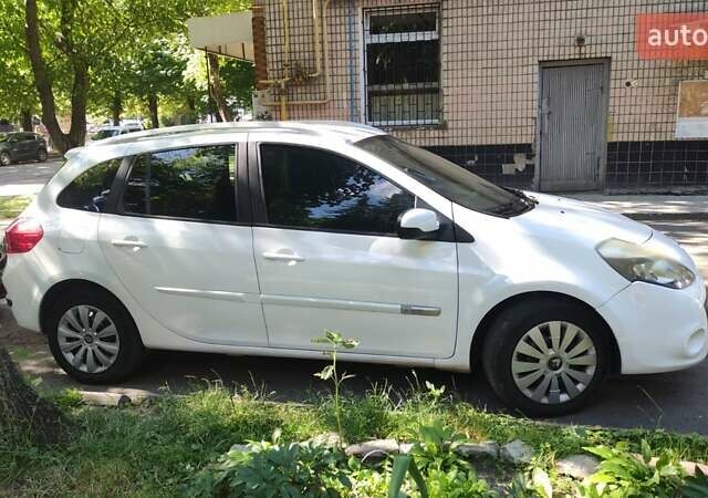 Белый Рено Клио, объемом двигателя 1.5 л и пробегом 185 тыс. км за 5600 $, фото 2 на Automoto.ua
