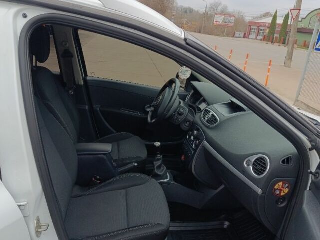 Білий Рено Кліо, об'ємом двигуна 1.5 л та пробігом 257 тис. км за 5850 $, фото 5 на Automoto.ua