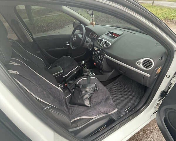 Белый Рено Клио, объемом двигателя 1.46 л и пробегом 285 тыс. км за 4850 $, фото 17 на Automoto.ua