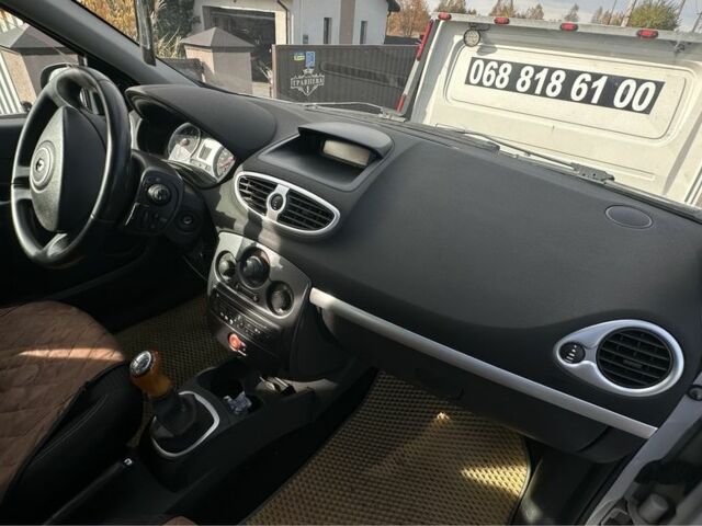 Белый Рено Клио, объемом двигателя 1.5 л и пробегом 180 тыс. км за 3650 $, фото 6 на Automoto.ua