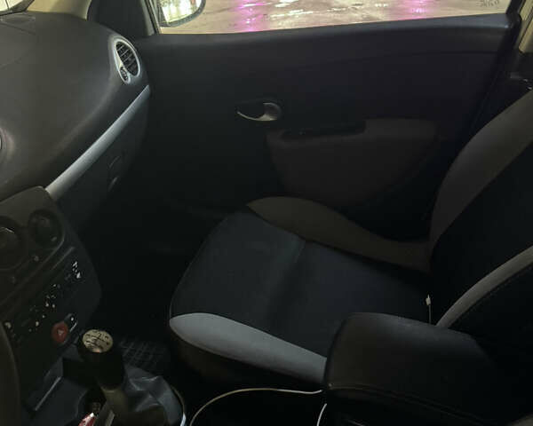 Білий Рено Кліо, об'ємом двигуна 1.5 л та пробігом 304 тис. км за 4299 $, фото 5 на Automoto.ua