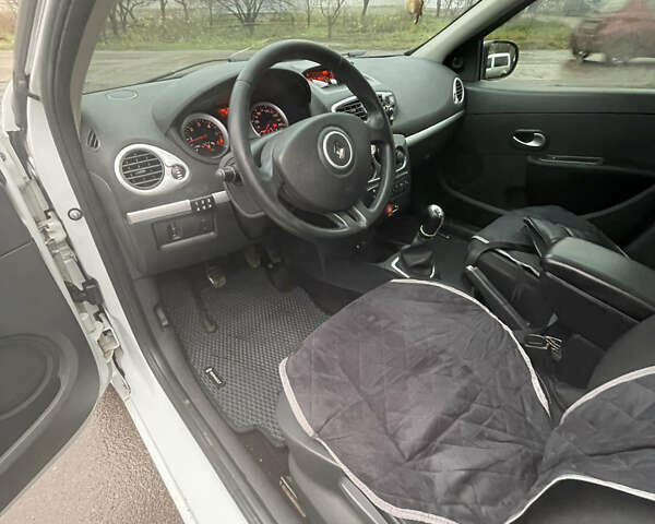 Белый Рено Клио, объемом двигателя 1.46 л и пробегом 285 тыс. км за 4850 $, фото 15 на Automoto.ua