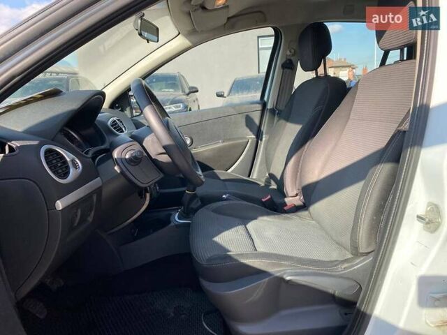 Белый Рено Клио, объемом двигателя 1.46 л и пробегом 236 тыс. км за 5300 $, фото 16 на Automoto.ua