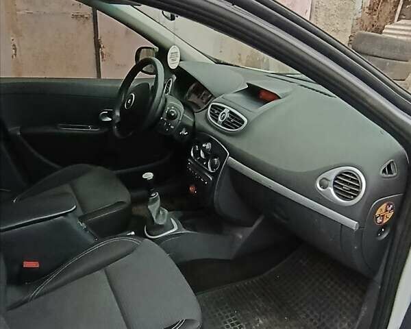 Білий Рено Кліо, об'ємом двигуна 1.5 л та пробігом 245 тис. км за 6200 $, фото 4 на Automoto.ua