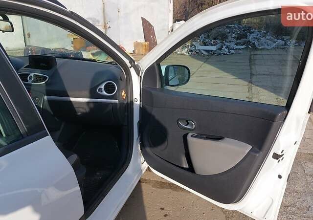 Білий Рено Кліо, об'ємом двигуна 1.46 л та пробігом 222 тис. км за 6000 $, фото 13 на Automoto.ua