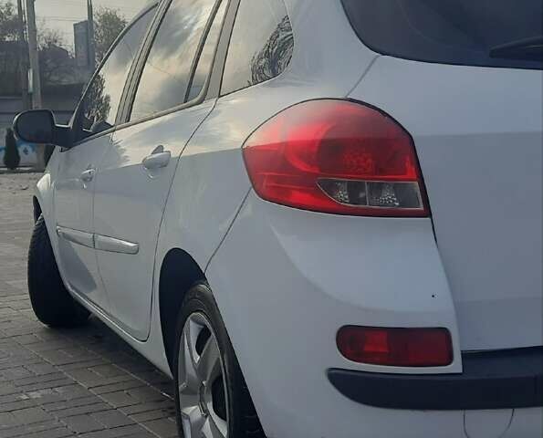 Белый Рено Клио, объемом двигателя 1.5 л и пробегом 299 тыс. км за 4800 $, фото 7 на Automoto.ua