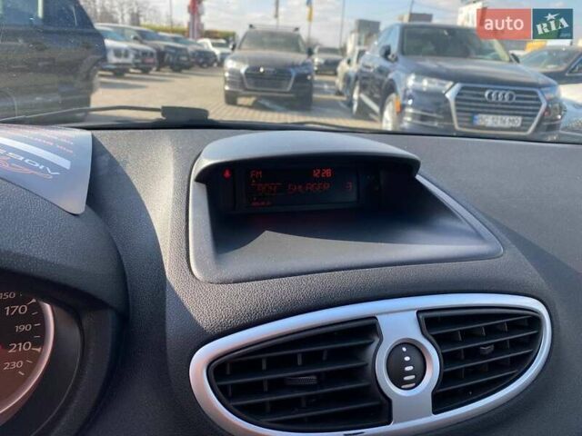 Белый Рено Клио, объемом двигателя 1.46 л и пробегом 236 тыс. км за 5300 $, фото 13 на Automoto.ua