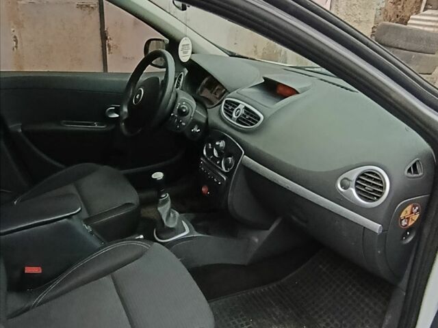 Білий Рено Кліо, об'ємом двигуна 1.5 л та пробігом 245 тис. км за 6200 $, фото 5 на Automoto.ua