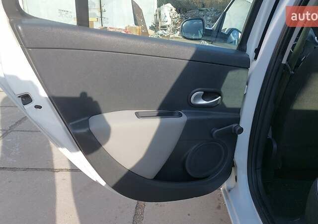 Білий Рено Кліо, об'ємом двигуна 1.46 л та пробігом 222 тис. км за 6000 $, фото 6 на Automoto.ua