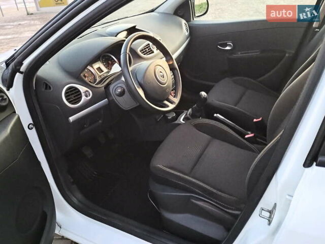 Белый Рено Клио, объемом двигателя 1.5 л и пробегом 111 тыс. км за 6999 $, фото 9 на Automoto.ua