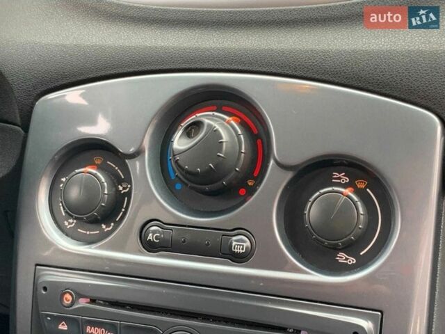 Білий Рено Кліо, об'ємом двигуна 1.6 л та пробігом 290 тис. км за 5500 $, фото 9 на Automoto.ua
