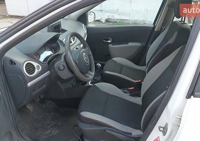 Білий Рено Кліо, об'ємом двигуна 1.46 л та пробігом 222 тис. км за 6000 $, фото 19 на Automoto.ua