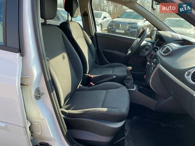 Белый Рено Клио, объемом двигателя 1.46 л и пробегом 236 тыс. км за 5300 $, фото 19 на Automoto.ua