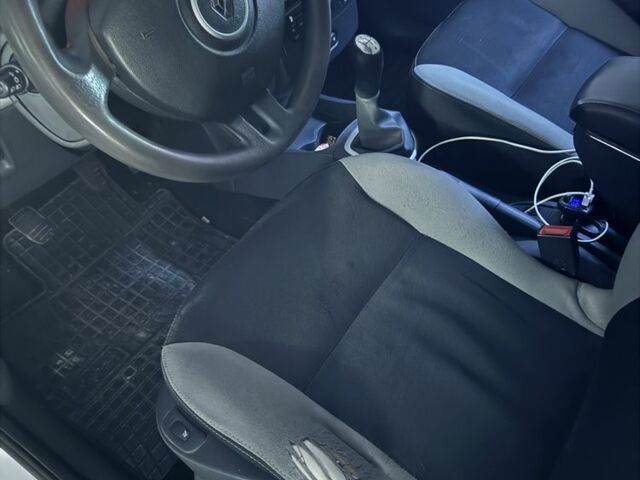 Белый Рено Клио, объемом двигателя 1.5 л и пробегом 306 тыс. км за 4200 $, фото 8 на Automoto.ua