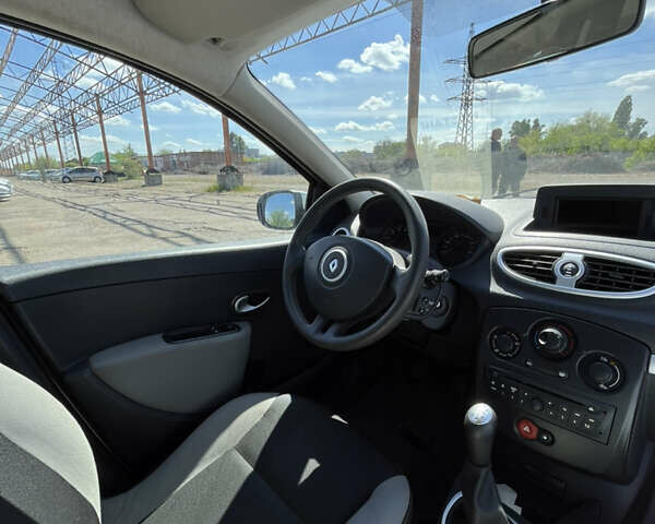 Белый Рено Клио, объемом двигателя 1.2 л и пробегом 150 тыс. км за 6799 $, фото 7 на Automoto.ua