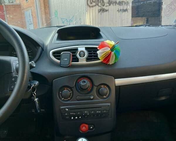 Білий Рено Кліо, об'ємом двигуна 1.46 л та пробігом 205 тис. км за 5800 $, фото 2 на Automoto.ua