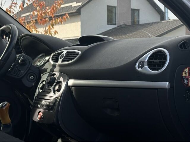 Белый Рено Клио, объемом двигателя 1.5 л и пробегом 180 тыс. км за 3650 $, фото 7 на Automoto.ua