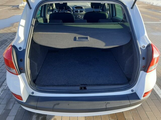 Белый Рено Клио, объемом двигателя 0 л и пробегом 133 тыс. км за 5999 $, фото 2 на Automoto.ua