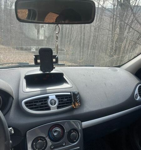 Білий Рено Кліо, об'ємом двигуна 1.6 л та пробігом 244 тис. км за 6500 $, фото 11 на Automoto.ua