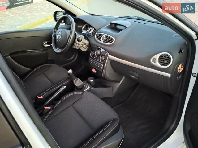 Белый Рено Клио, объемом двигателя 1.5 л и пробегом 111 тыс. км за 6999 $, фото 14 на Automoto.ua