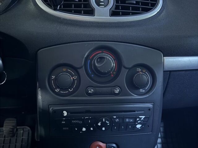 Белый Рено Клио, объемом двигателя 1.5 л и пробегом 306 тыс. км за 4200 $, фото 7 на Automoto.ua