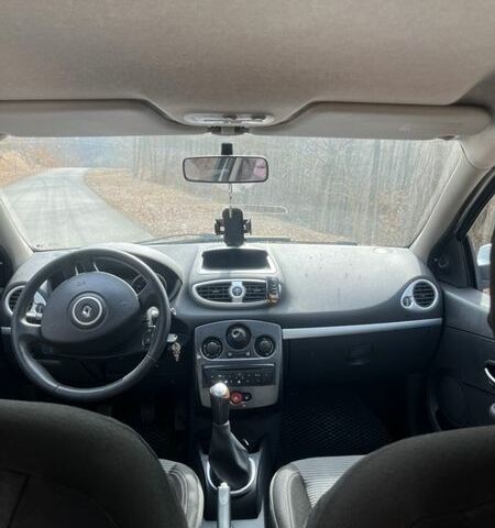 Білий Рено Кліо, об'ємом двигуна 1.6 л та пробігом 244 тис. км за 6500 $, фото 5 на Automoto.ua