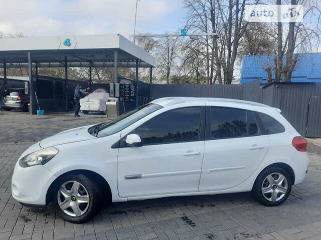 Белый Рено Клио, объемом двигателя 1.5 л и пробегом 299 тыс. км за 4800 $, фото 6 на Automoto.ua