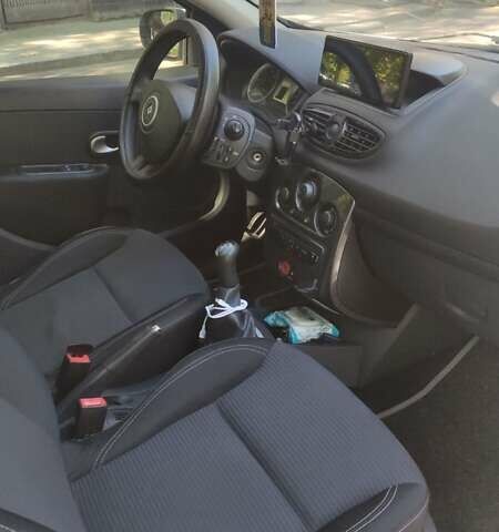 Белый Рено Клио, объемом двигателя 1.5 л и пробегом 185 тыс. км за 5600 $, фото 9 на Automoto.ua