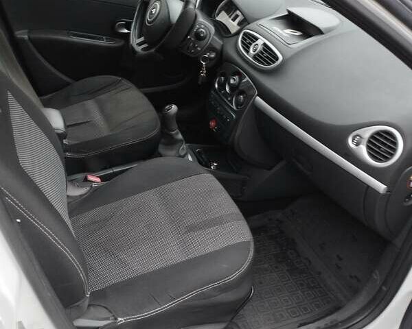 Білий Рено Кліо, об'ємом двигуна 1.5 л та пробігом 320 тис. км за 5500 $, фото 7 на Automoto.ua