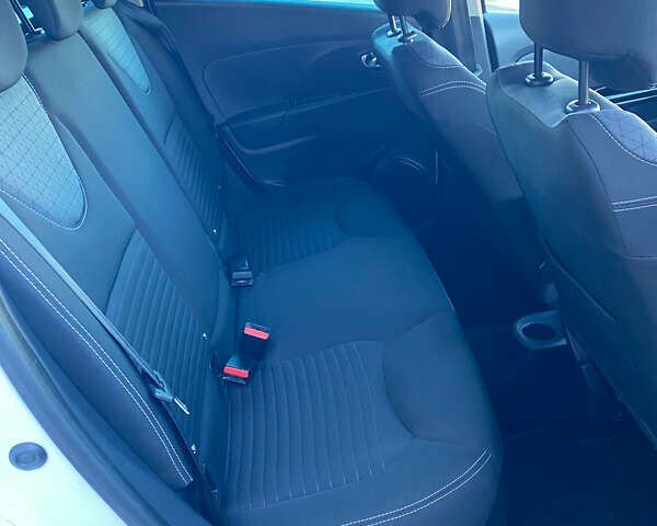 Белый Рено Клио, объемом двигателя 1.5 л и пробегом 260 тыс. км за 7750 $, фото 13 на Automoto.ua