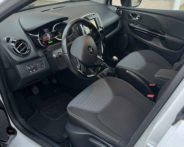 Белый Рено Клио, объемом двигателя 1.5 л и пробегом 260 тыс. км за 7550 $, фото 39 на Automoto.ua