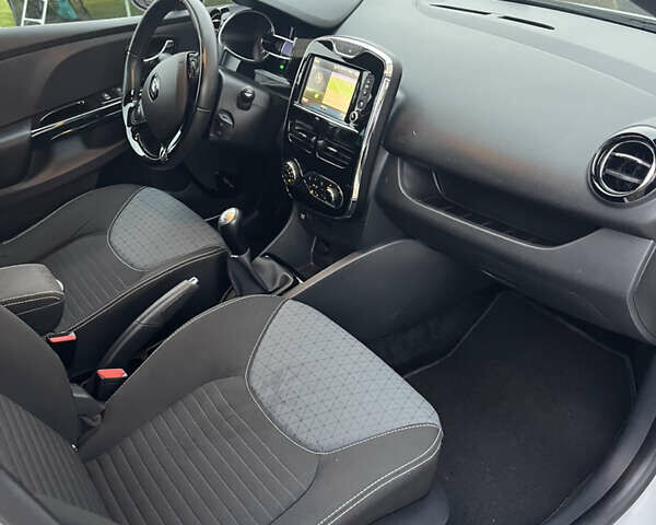 Белый Рено Клио, объемом двигателя 1.5 л и пробегом 260 тыс. км за 7550 $, фото 31 на Automoto.ua