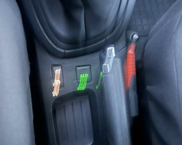 Белый Рено Клио, объемом двигателя 1.46 л и пробегом 228 тыс. км за 6300 $, фото 18 на Automoto.ua