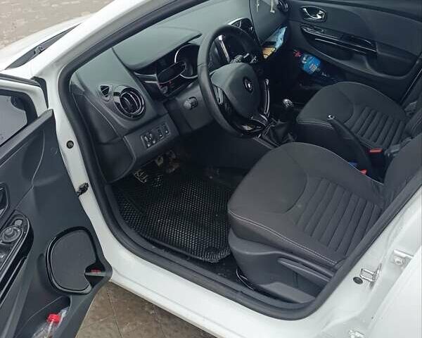 Белый Рено Клио, объемом двигателя 1.5 л и пробегом 237 тыс. км за 7500 $, фото 8 на Automoto.ua