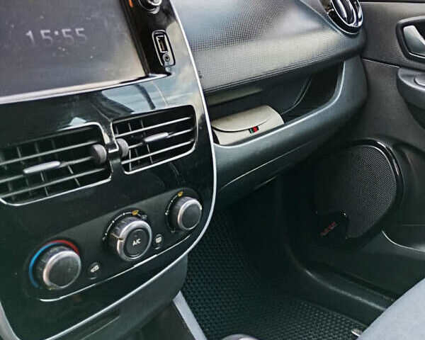 Белый Рено Клио, объемом двигателя 1.5 л и пробегом 248 тыс. км за 7300 $, фото 9 на Automoto.ua