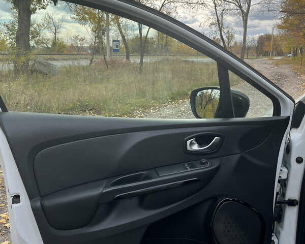 Рено Кліо 2015 у Дніпро (Дніпропетровську) на Automoto.ua Білий Рено Кліо, об'ємом двигуна 1.5 л та пробігом 189 тис. км за 8000 $, фото 19 на Automoto.ua