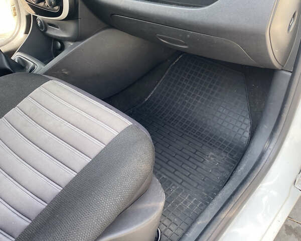 Білий Рено Кліо, об'ємом двигуна 1.5 л та пробігом 230 тис. км за 8100 $, фото 9 на Automoto.ua