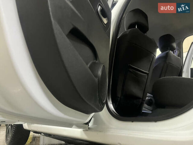 Белый Рено Клио, объемом двигателя 1.5 л и пробегом 172 тыс. км за 9600 $, фото 14 на Automoto.ua