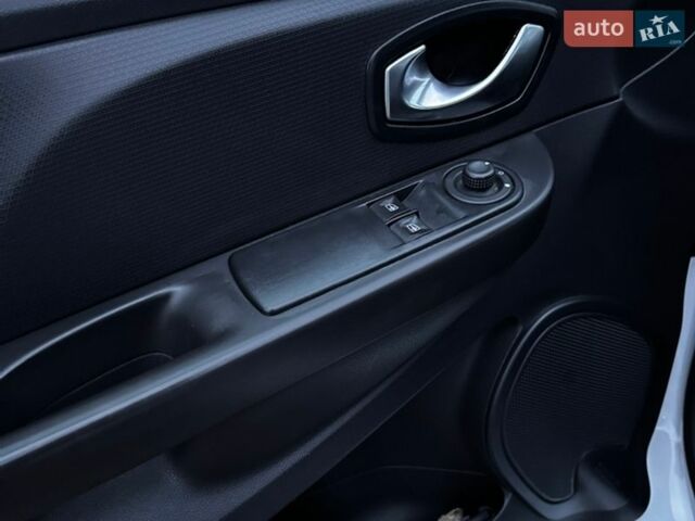 Белый Рено Клио, объемом двигателя 1.5 л и пробегом 265 тыс. км за 7700 $, фото 10 на Automoto.ua