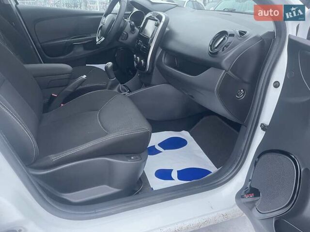 Білий Рено Кліо, об'ємом двигуна 1.5 л та пробігом 126 тис. км за 8975 $, фото 39 на Automoto.ua