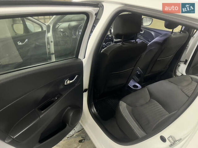 Белый Рено Клио, объемом двигателя 1.5 л и пробегом 172 тыс. км за 9600 $, фото 15 на Automoto.ua