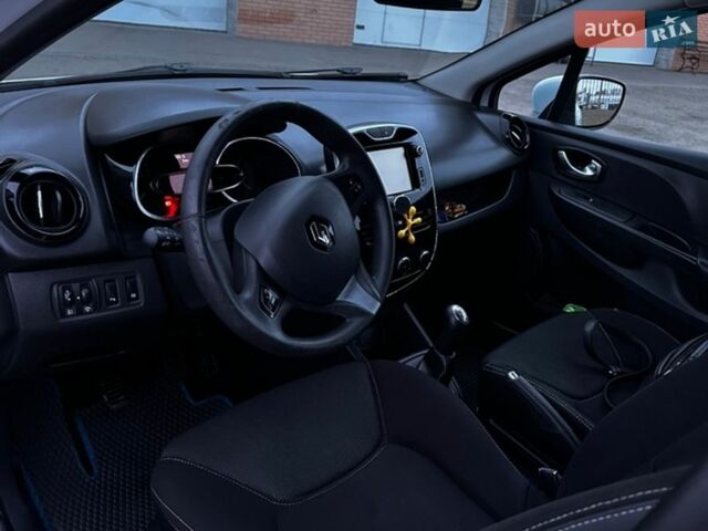 Белый Рено Клио, объемом двигателя 1.5 л и пробегом 265 тыс. км за 7700 $, фото 5 на Automoto.ua