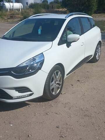 Белый Рено Клио, объемом двигателя 1.5 л и пробегом 240 тыс. км за 8800 $, фото 5 на Automoto.ua