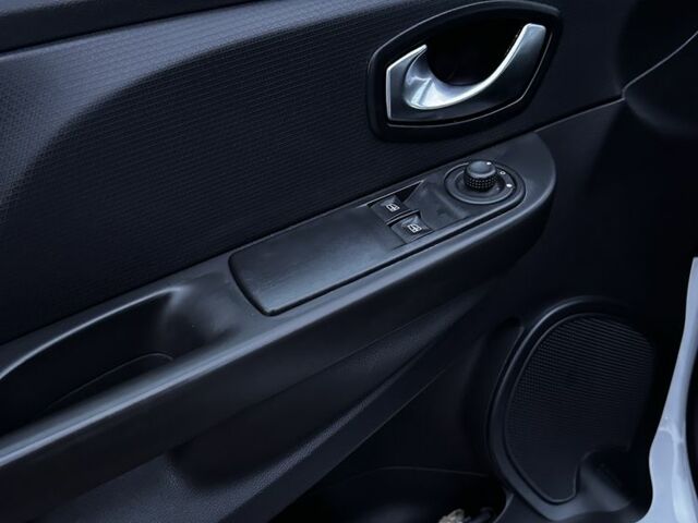 Белый Рено Клио, объемом двигателя 1.5 л и пробегом 265 тыс. км за 7700 $, фото 10 на Automoto.ua