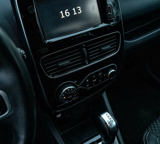 Белый Рено Клио, объемом двигателя 1.5 л и пробегом 192 тыс. км за 9700 $, фото 29 на Automoto.ua