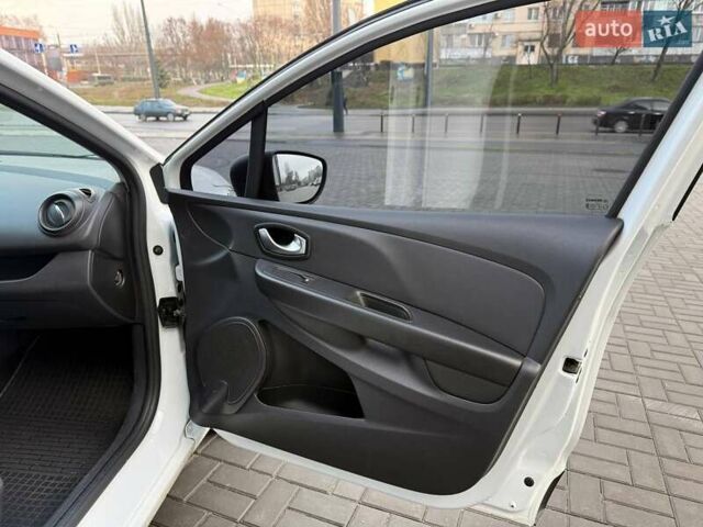 Белый Рено Клио, объемом двигателя 1.46 л и пробегом 232 тыс. км за 9200 $, фото 11 на Automoto.ua