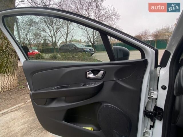 Білий Рено Кліо, об'ємом двигуна 1.46 л та пробігом 199 тис. км за 8700 $, фото 15 на Automoto.ua